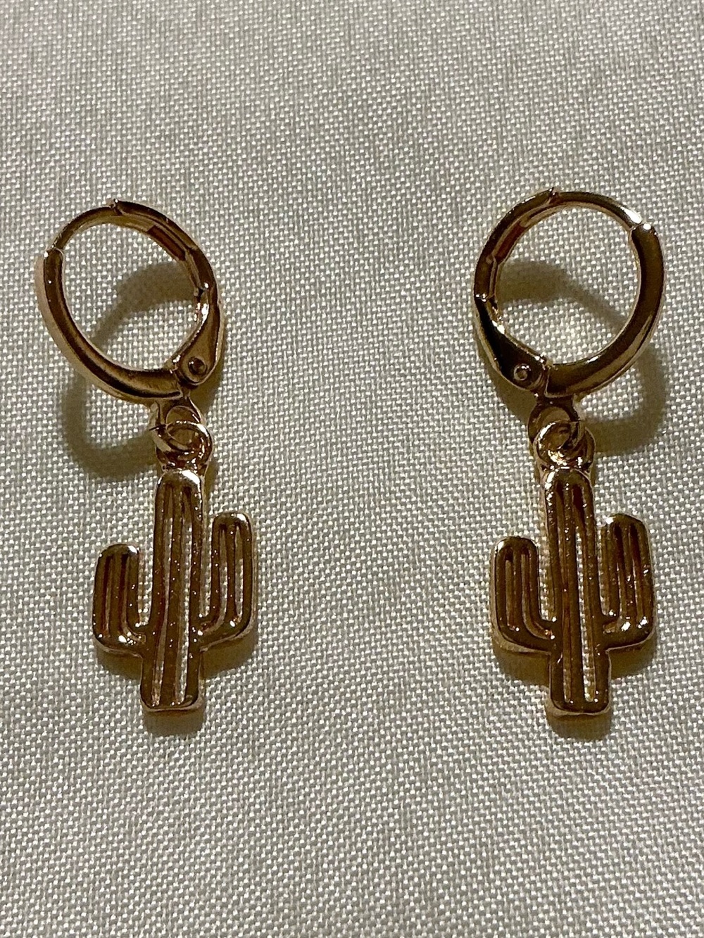 Amatista Joyería Artesanal | Gold Cactus Huggies